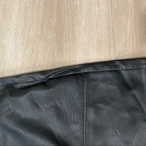 Medium size leather skirt. Fits as a 27/28 waist - Picture 3 of 4
